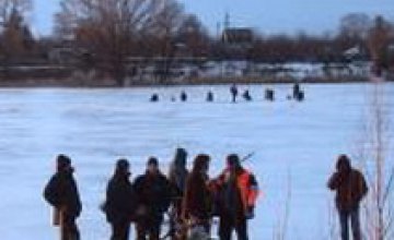 В Днепропетровской области 50 рыбаков чуть не уплыли на оторвавшейся льдине (ФОТО)