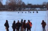 В Днепропетровской области 50 рыбаков чуть не уплыли на оторвавшейся льдине (ФОТО)
