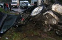 В Киеве BMW въехал в электроопору: 5 человек погибли на месте