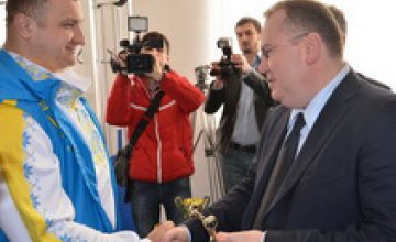 Губернатор Днепропетровщины инициировал областную стипендию чемпиону Европы по тяжелой атлетике (ФОТО)