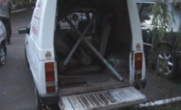 В Днепропетровской области работники ГАИ задержали машину с крадеными надгробиями