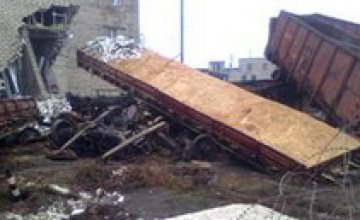 В Донецкой области полувагон сошел с рельсов и проломил стену здания