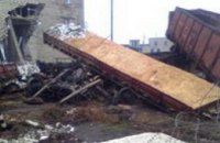 В Донецкой области полувагон сошел с рельсов и проломил стену здания