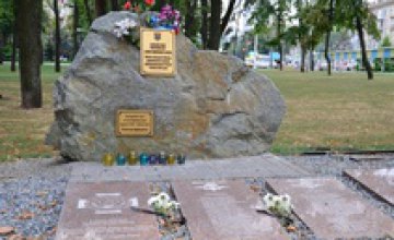 На Аллее Героев в Днепропетровске установили памятные доски погибшим бойцам