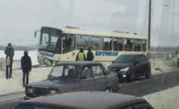На Новом мосту пассажирский автобус попал в ДТП