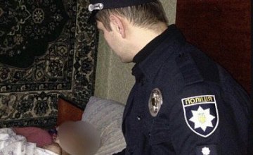 ​На Днепропетровщине полицейский спас жизнь пенсионерке, которая подавилась печеньем