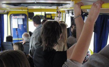 В Киеве пенсионер подрезал пассажира маршрутки за замечание