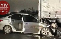 В Киеве водитель Uber въехал в сломавшийся грузовик (ФОТО)