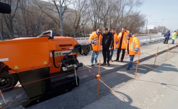  В Днепре для укладки бордюров впервые в Украине применили уникальную технологию монолитного отлива