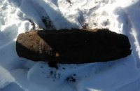 В Киевской области на территории школы обнаружили артиллерийский снаряд