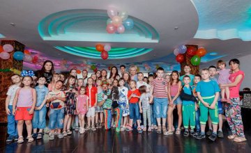 «Детство нельзя отменить!»: как прошел необычный детский праздник в Каменском, организованный партей «За життя» (ФОТО)