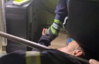 На Днепропетровщине ребенок застрял в чугунной батарее (ВИДЕО)