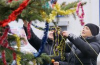 На Тополе высадили новогоднюю ель: как прошел семейный праздник (ФОТО)