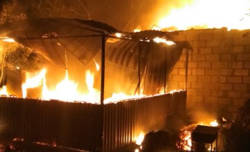 На Днепропетровщине ликвидировали пожар в дачном доме: огнем уничтожены вещи домашнего обихода и внутренняя облицовка стен