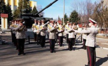 На День города днепропетровцам представят дефиле военного оркестра и ансамбля барабанщиц из Ирпени