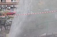 В Киеве 10-метровый фонтан горячей воды из-под асфальта оставил без отопления жилые дома (ФОТО)