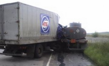 В Днепропетровской области на трассе грузовик столкнулся с бензовозом: пострадал один человек