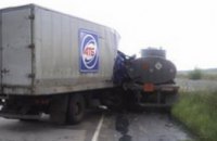 В Днепропетровской области на трассе грузовик столкнулся с бензовозом: пострадал один человек