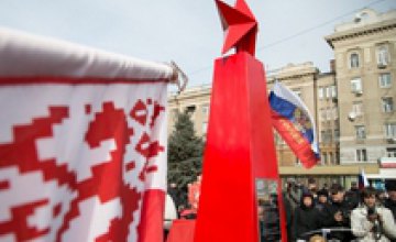 В Днепропетровске возле ж/д вокзала пророссийские митингующие установили стелу жертвам фашизма (ДОПОЛНЕНО, ФОТОРЕПОРТАЖ)