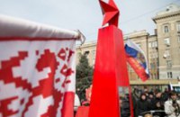 В Днепропетровске возле ж/д вокзала пророссийские митингующие установили стелу жертвам фашизма (ДОПОЛНЕНО, ФОТОРЕПОРТАЖ)