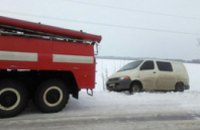 В Днепропетровской области спасатели вытащили из снежных заносов три иномарки