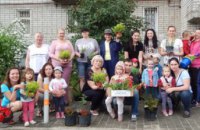 В рамках проекта «Социальная реконструкция» жителям 12-го квартала подарили цветы для облагорожения дворов (ФОТОРЕПОРТАЖ)