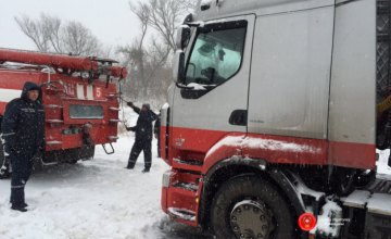 На Западной Украине из-за сильных снегопадов ограничено движение на ряде дорог (ФОТО)