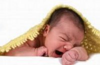 В Днепродзержинске неизвестная оставила новорожденного ребенка в больничном коридоре