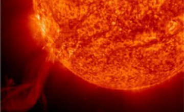 Ученые из NASA зафиксировали на Солнце гигантское черное пятно (ВИДЕО)