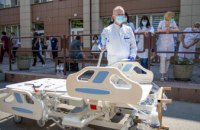 Областная больница имени Мечникова получила 60 современных функциональных кроватей