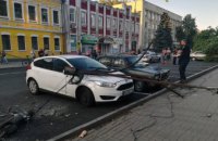 На Днепропетровщине на припаркованные авто упало 12-метровое дерево