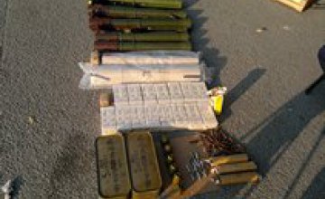 В Днепропетровске на блокпосту в автобусе с волонтерами обнаружили целый арсенал оружия