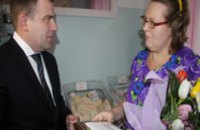 Дмитрий Колесников с подарками посетил жительницу области, родившую в начале года тройню