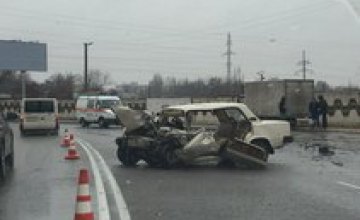 В Днепропетровске «копейка» влетела в грузовик: есть погибшие
