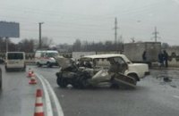 В Днепропетровске «копейка» влетела в грузовик: есть погибшие