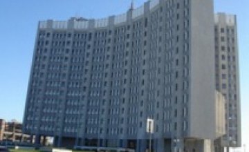 Во Львове с седьмого этажа здания Миндоходов выпала молодая женщина