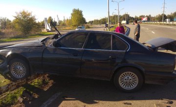 Под Днепром водитель «BMW» влетел в железную опору: в результате аварии пострадало 3 человека, среди них дети (ФОТО)