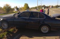 Под Днепром водитель «BMW» влетел в железную опору: в результате аварии пострадало 3 человека, среди них дети (ФОТО)