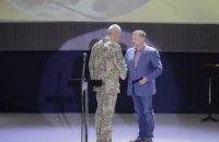 ​ Борис Филатов вручил украинским  военным памятные подарки