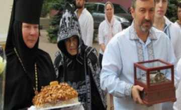 Народный депутат Андрей Шипко передал в дар женскому Тихвинскому монастырю частицу мощей святой Великомученицы Варвары