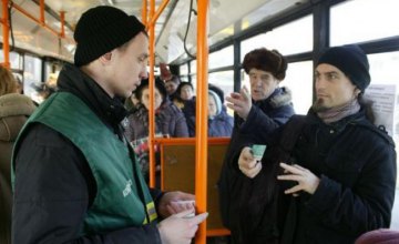 В Киеве пассажирка автобуса напала на контролеров с газовым баллончиком