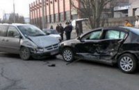 На ул. Малиновского столкнулись 3 автомобиля – пострадали 2 детей (ФОТО)