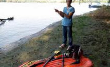 Посреди Дуная украинские пограничники выловили индийца на надувной лодке