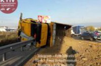 В Киеве произошла серьезная авария с участием двух грузовиков и маршрутки