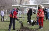 Дніпро квітучий: діти та містяни елегантного віку разом висаджують дерева для нового скверу 