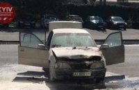В Киеве на Железнодорожном шоссе загорелся автомобиль: есть пострадавшие (ФОТО)