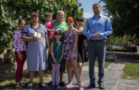 Руководитель области поздравил жительницу Павлограда с присвоением почетного звания «Мать-героиня»