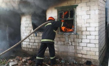 На Днепропетровщине рано утром загорелась летняя кухня в частном доме