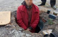 В Новокодакском районе Днепра неизвестный залез в люк и пытался украсть кабель