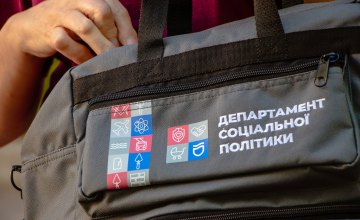 Соцпрацівникам Дніпра доставили брендовані сумки та наплічники для роботи